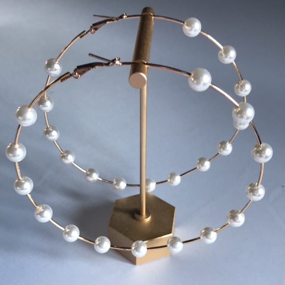 🎉Host Pick🎉New! Large Pearl Hoop Earrings - Picture 6 of 9